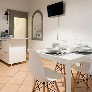  Apartment 2 Next To A Market And Piazza Santa Croce - Homeunity